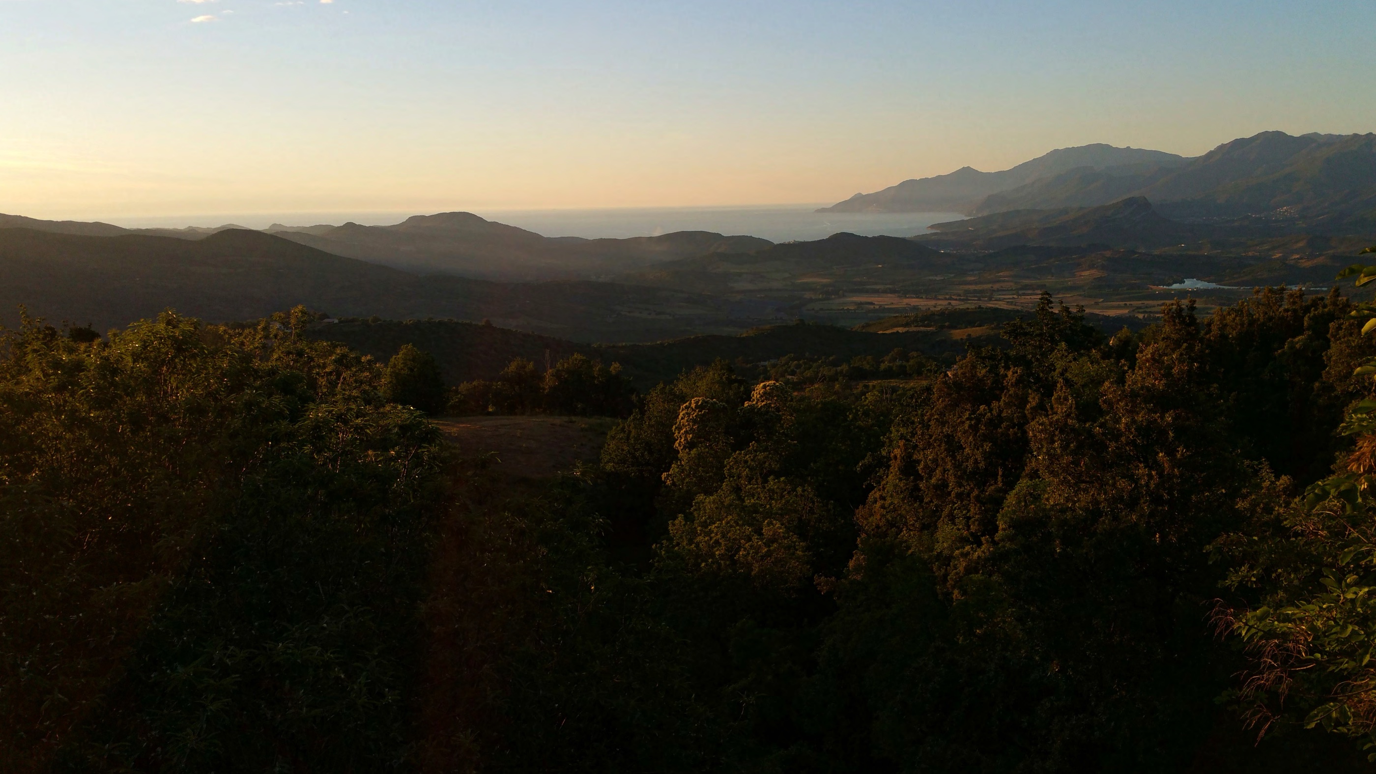 Vue mer et montagnes au lever