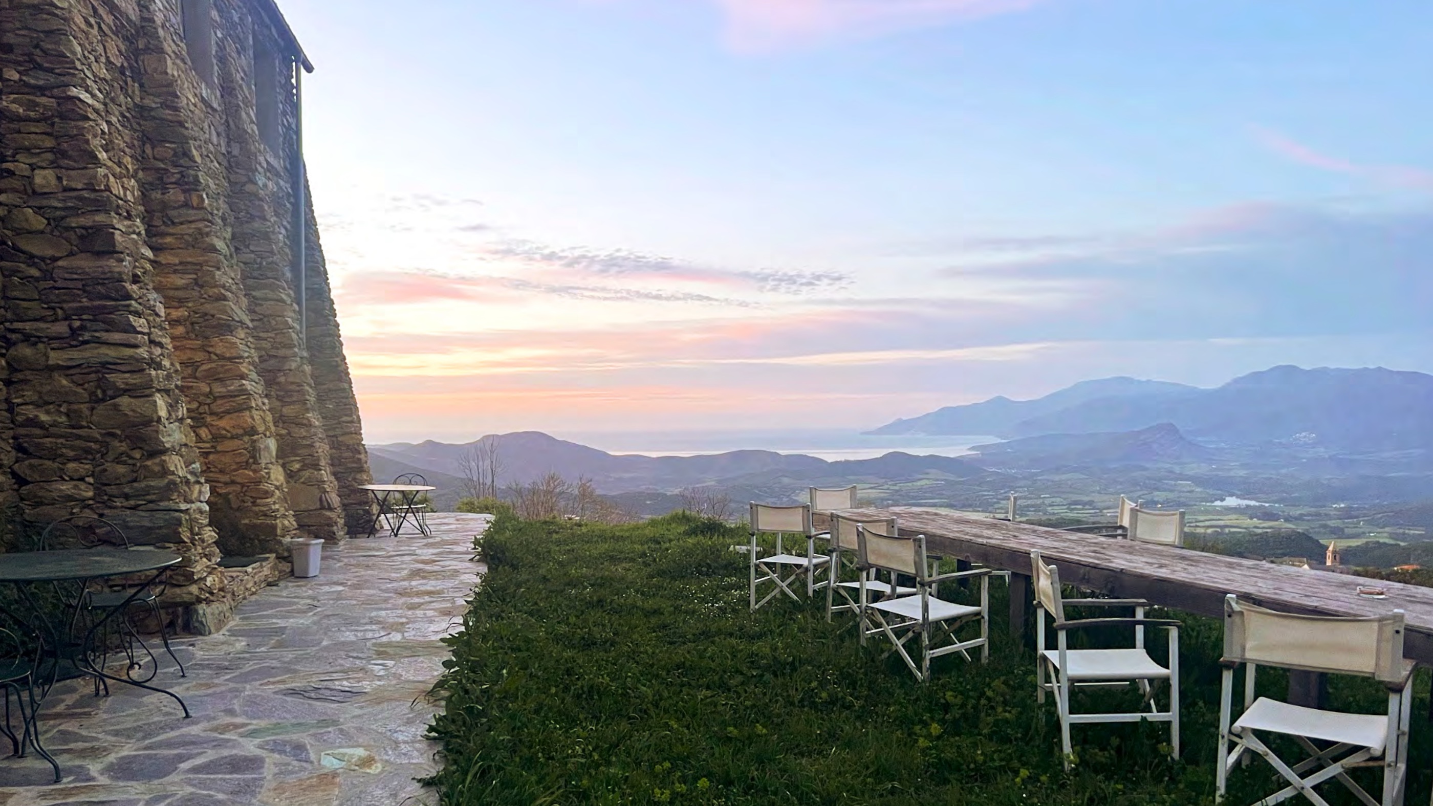 Terrasse au coucher de soleil